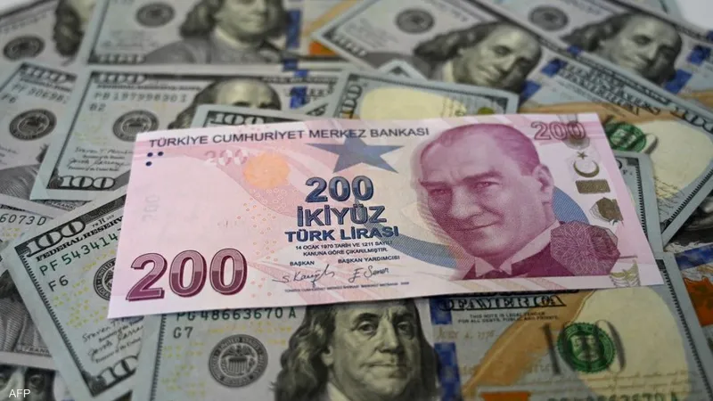 لأول مرة.. تراجع تاريخي لـ الليرة التركية أمام الدولار