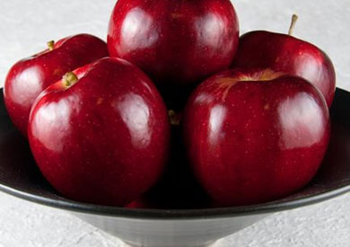 فوائد بالجملة لكبار السن.. هذا ما يحدث لجسمك عند تناول التفاح