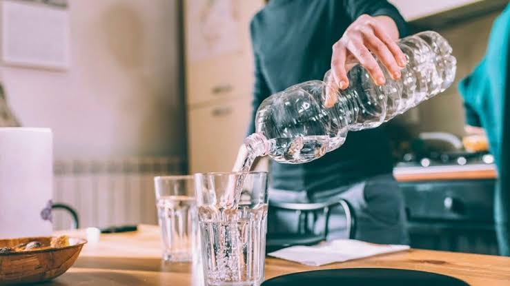 خطورة تخزين المياه في زجاجات بلاستيكية