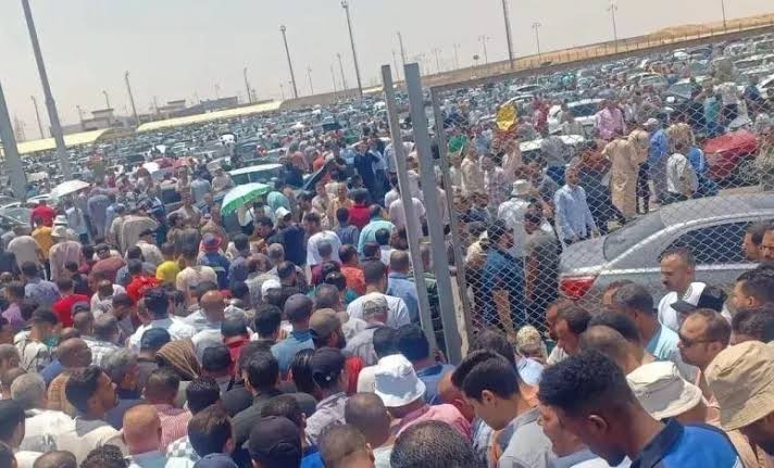 الآلاف أمام مدينة العربيات.. حقيقة انخفاض أسعار السيارات المستعملة في مصر