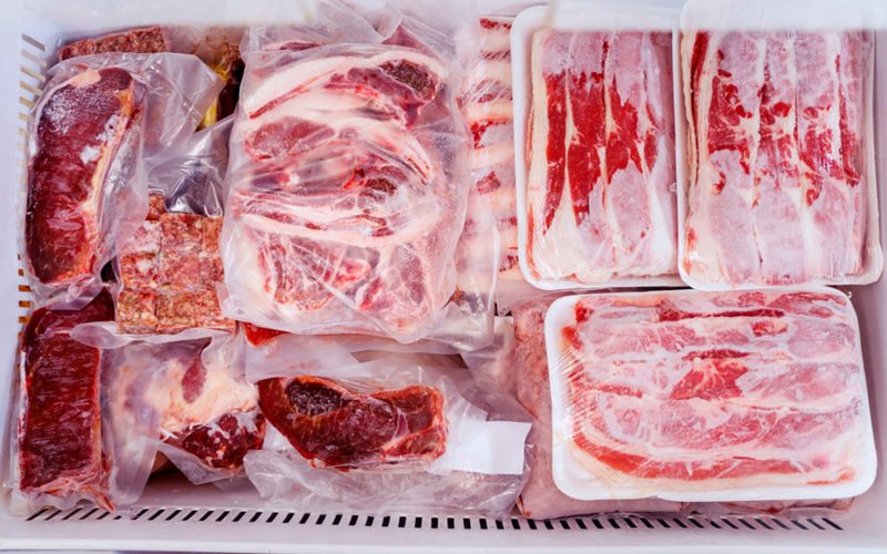 9 أخطاء شائعة عند تخزين اللحوم في الثلاجة.. احميها من التلف