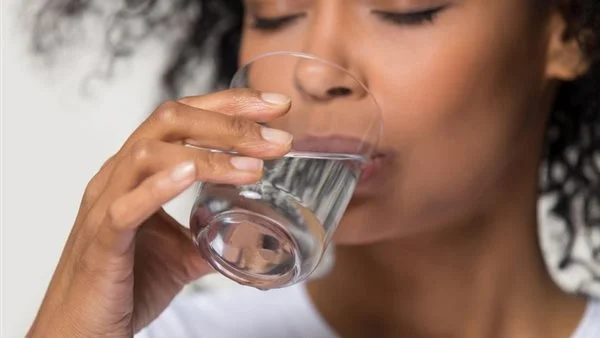 احذر شرب الماء الزائد.. وأهم أعراض متلازمة تسمم الماء