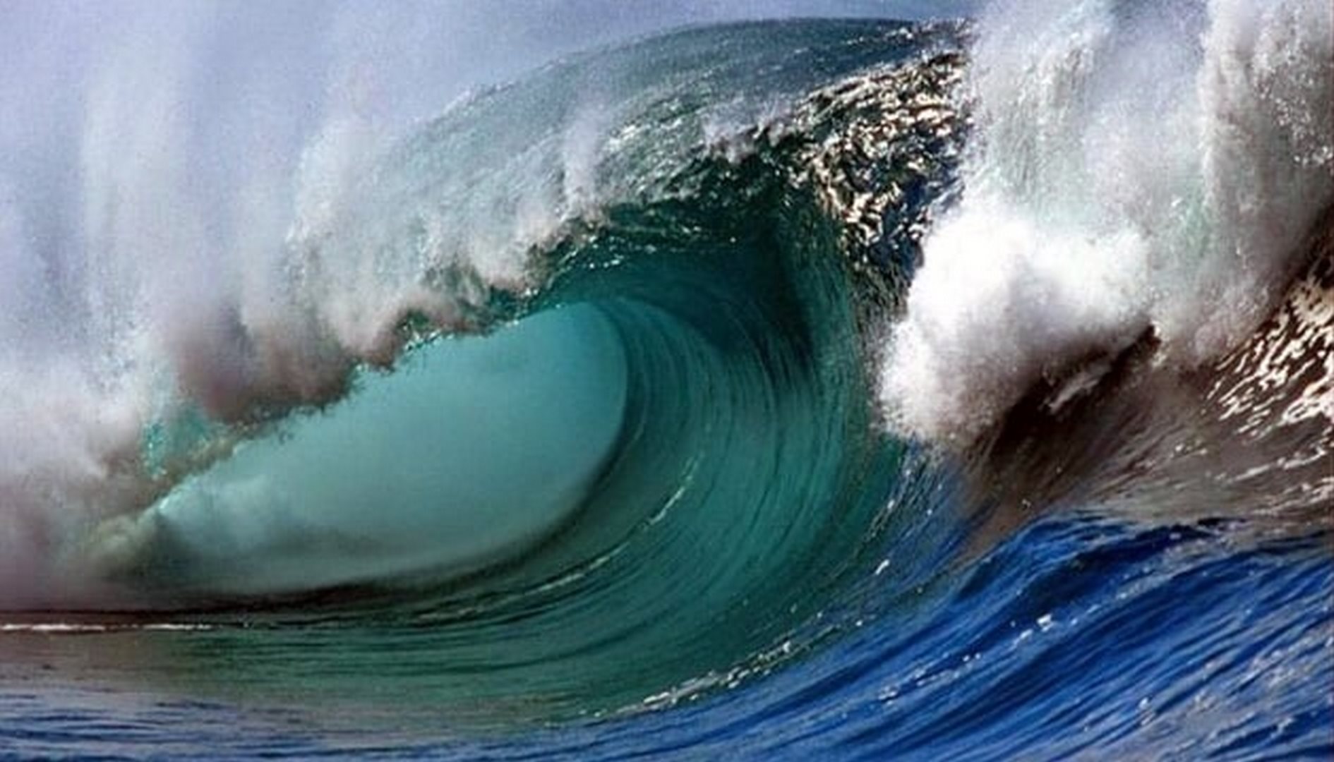 تحذيرات عالمية من موجات تسونامي 